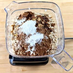 Oats, cinnamon, pumpkin pie spice and baking powder added to blender.